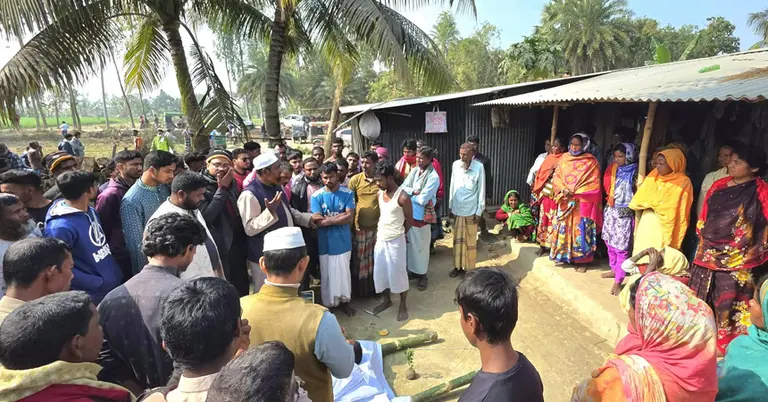 শোকাহত এলাকাবাসী ও স্বজনেরা